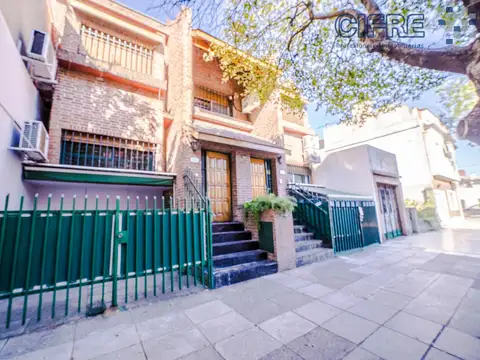 Triplex de 4 ambientes, escritorio, patio, terraza y cochera en Villa Pueyrredón