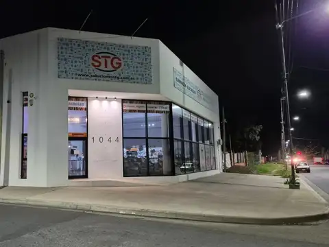 Excelente local en esquina sobre Avenida