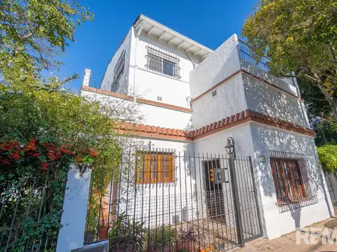 Venta casa 6 ambientes tipo PH con patio y balcon