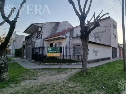 Venta Casa  3 ambientes con cochera y patio en Wilde
