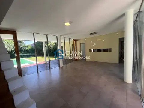 Casa en Alquiler con 3 cocheras