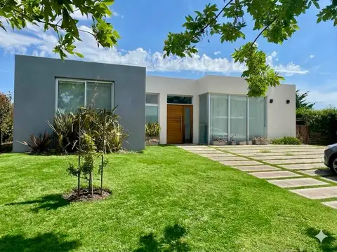 Cantón norte a la laguna sin muebles