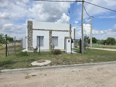 Casa en alquiler Valle Maria con 3 dormitorios y patio