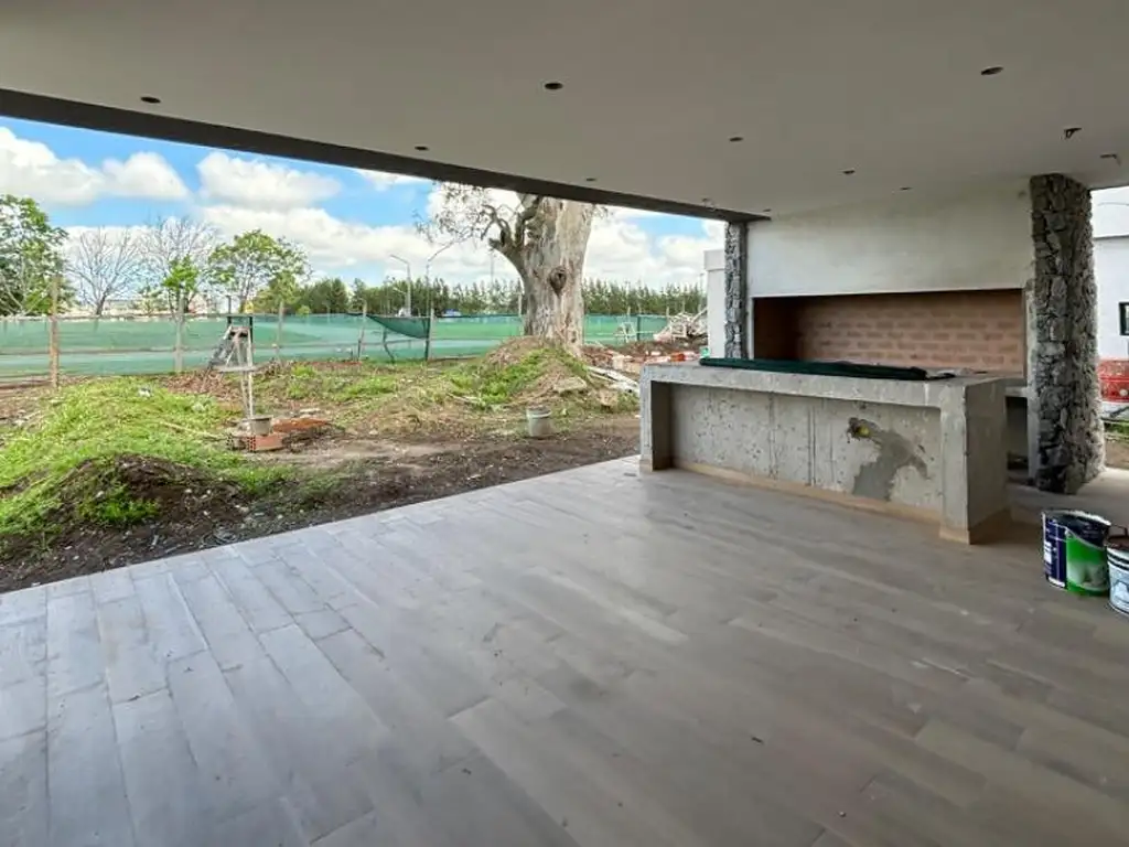 Casa - 276  m² Cubierta | 4 dormitorios | A Estrenar | 3 baños | 5 ambientes | 6 cocheras