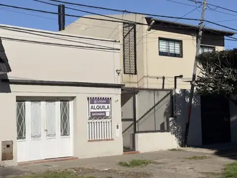 La Florida: casa al frente con garage, 2 dormitorios y patio con pileta