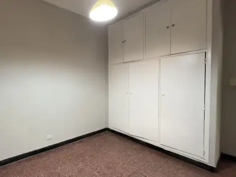 La Florida: casa al frente con garage, 2 dormitorios y patio con pileta