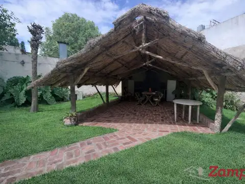 Venta Casa 3 dormitorios amplio jardín quincho parilla Merlo
