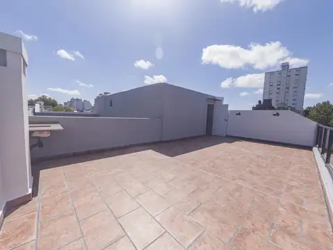 Depto 2 AMB con balcón, patio y terraza al frente