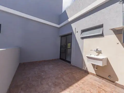 Depto 2 AMB con balcón, patio y terraza al frente