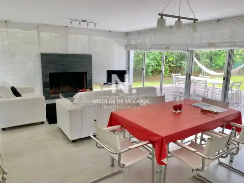 Casa 4 ambientes con 2 baños