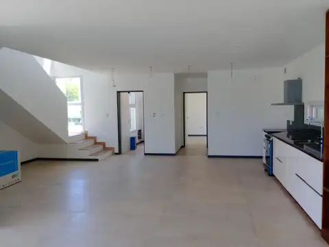 Casa en Alquiler con 2 cocheras