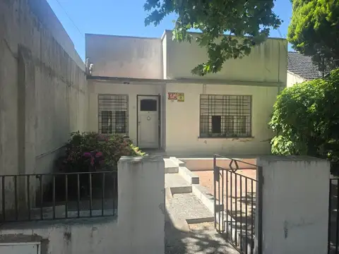 Casa 3 ambientes con cochera y patio