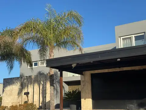 Casa 8 ambientes con 6 baños