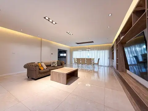 VENTA- Casa de 3 Dormitorios, Galería, Jardín, Pileta y Cochera – Cañada de Gómez