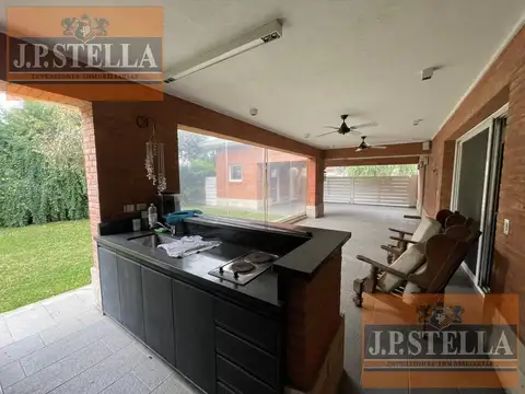 Excelente Chalet 5 Amb. c/ Pileta Climatizada 277 m² Cub. - Barrio La Deseada - Ezeiza