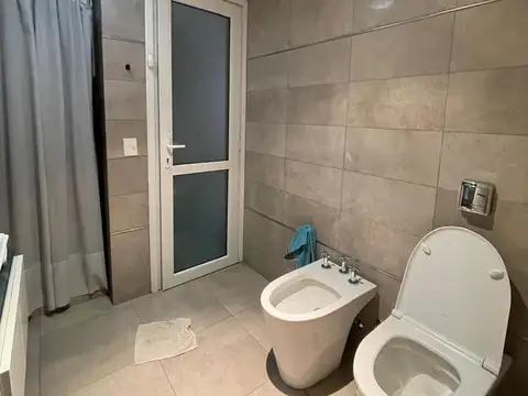 Excelente Chalet 5 Amb. c/ Pileta Climatizada 277 m² Cub. - Barrio La Deseada - Ezeiza