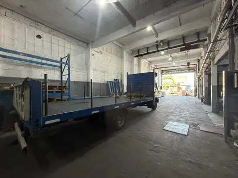 Galpón- Depósito de 1400 m2   300 m2 de oficinas-  Lomas del Mirador - ALQUILER