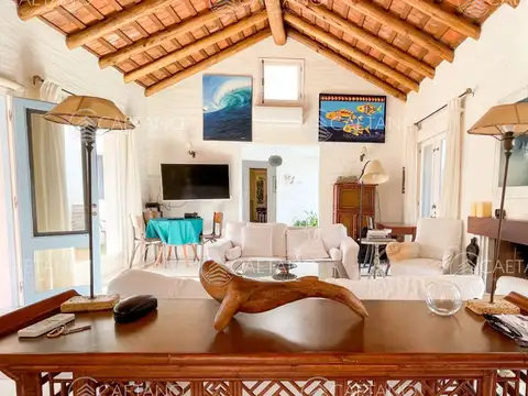 Casa 5 ambientes con 3 baños