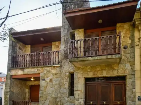 Casa en venta - 4 dormitorios 2 baños 1 cochera - 200mts2 - La Plata