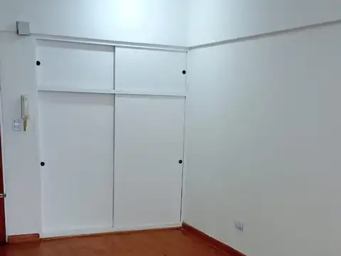 Alquiler monoambiente con balcón al frente en Caballito
