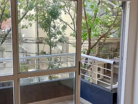 Alquiler monoambiente con balcón al frente en Caballito