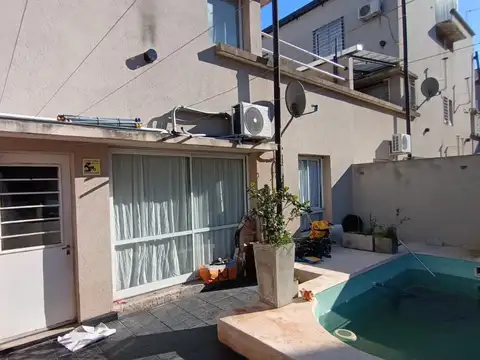 HERMOSA CASA CON PILETA EN CASTELAR