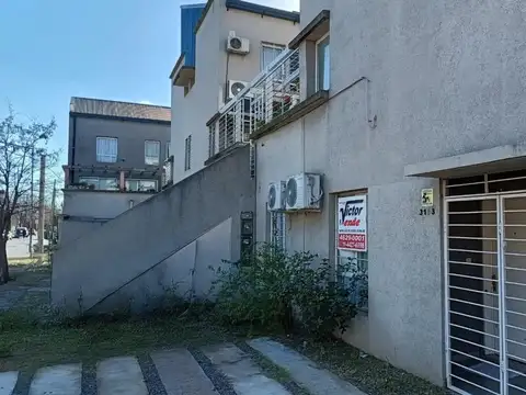 HERMOSA CASA CON PILETA EN CASTELAR