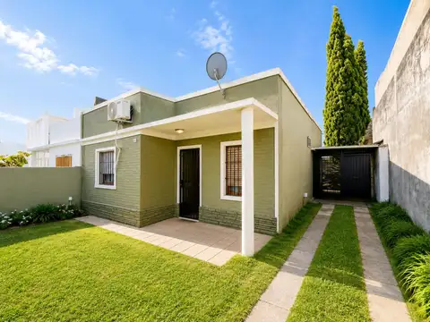 CASA 3 AMBIENTES COCHERA P/3 AUTOS - JARDIN ESCUCHA OFERTA