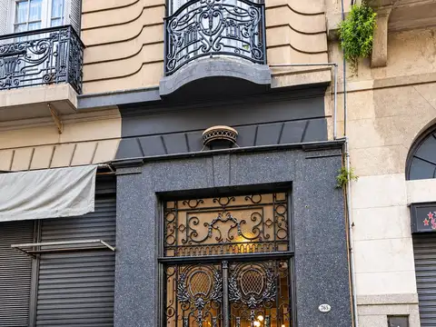 Avenida Hipólito Yrigoyen 700