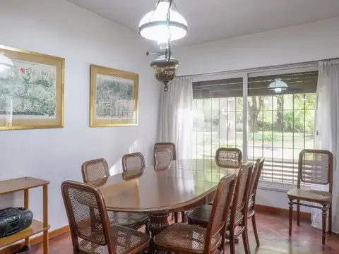 Casa 8 ambientes con 3 baños