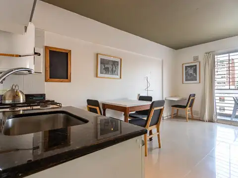 MONOAMBIENTE EN EL CENTRO CON BALCON