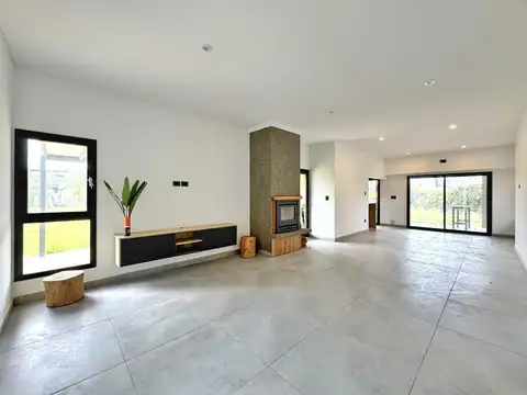 Casa 4 ambientes con 2 baños