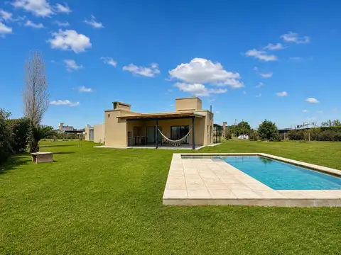 Casa 4 ambientes con 2 baños
