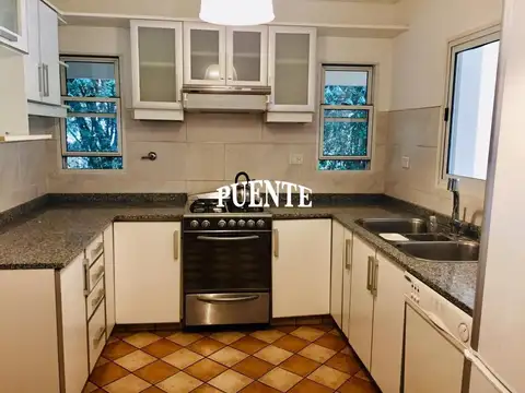 Casa 6 ambientes con 2 baños
