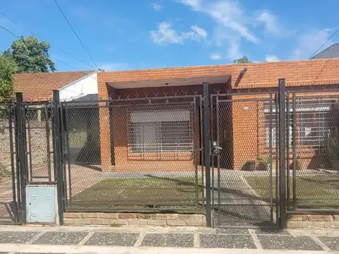 VENTA CASA 4 AMBIENTES CON PARQUE EN MORENO