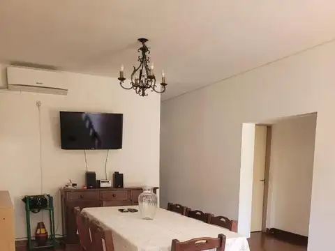 VENTA CASA 4 AMBIENTES CON PARQUE EN MORENO
