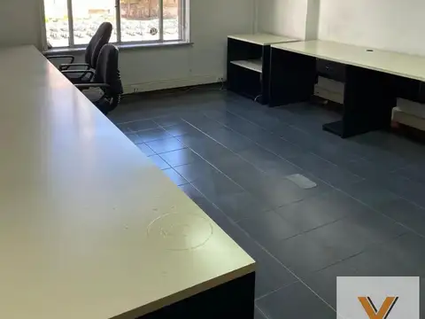 Oficina 7 ambientes con 2 baños
