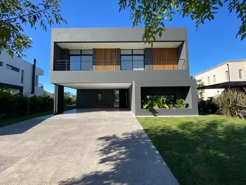 Casa 5 ambientes con 4 baños