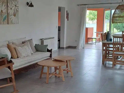 Casa 4 ambientes con 2 baños