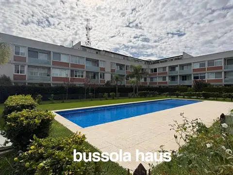Departamento  de dos ambientes con jardín en Villa Los Remeros