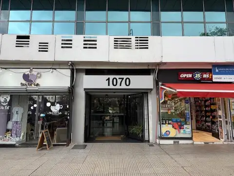 Oficina en venta  con 5 despachos y sala de reuniones, piso alto.