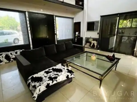 Casa en Venta con 3 cocheras