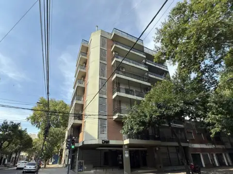 Departamento 1 dormitorio al frente con parrillero Pichincha facultades