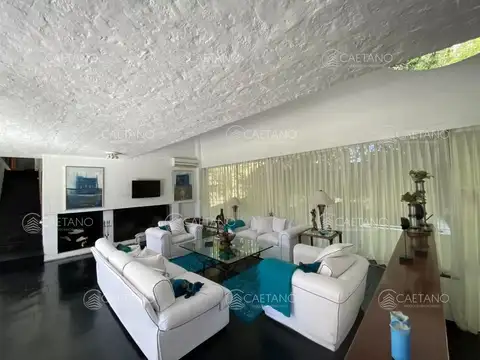 Casa 9 ambientes con 8 baños