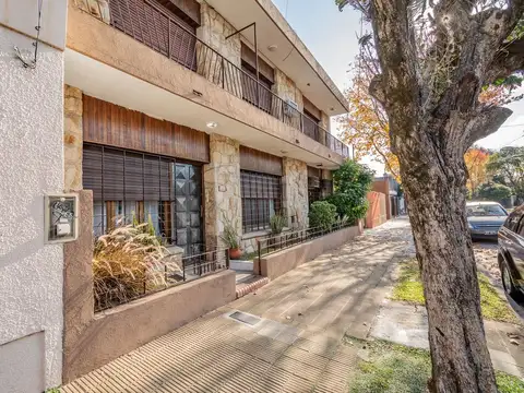 VENTA CASA TIPO PH 4 AMBIENTES-SAN ISIDRO- PERMUTA