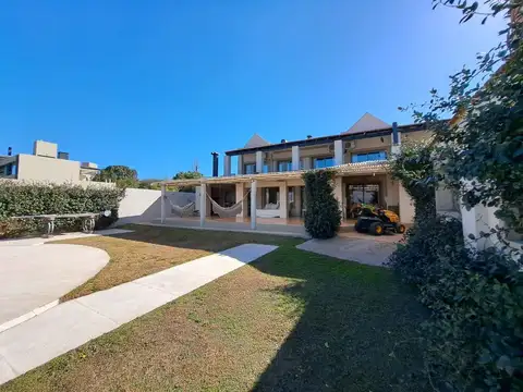 VENTA CASA VILLA LAGO AZUL 4 DORM CON LANCHERA