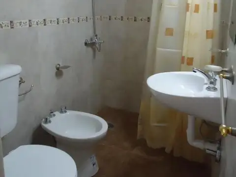 Venta edificio con unidades de 2 y 3 ambientes, local y cocheras en Florencio Varela
