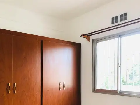 Venta edificio con unidades de 2 y 3 ambientes, local y cocheras en Florencio Varela