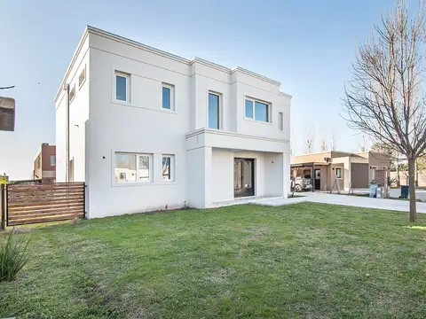 Venta de casa en dos plantas lote interno en LAGOON