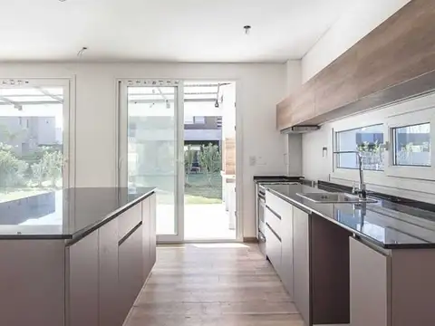 Casa 5 ambientes con 3 baños